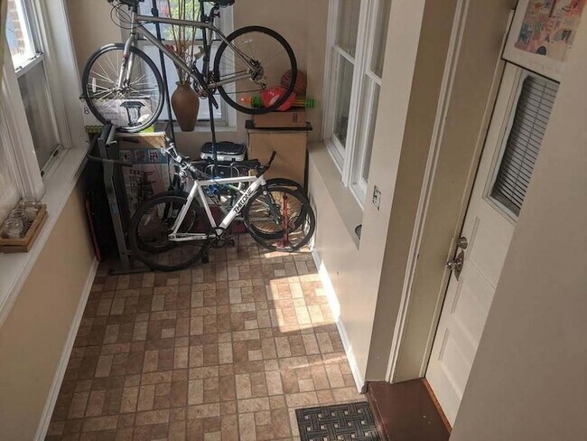 Foto del edificio - 2131 N Lorel Ave