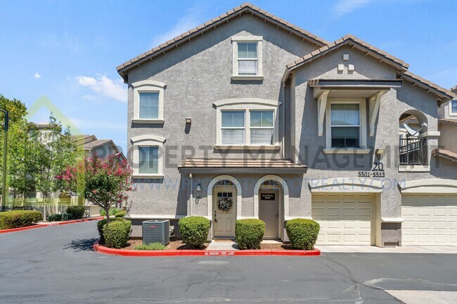 Building Photo - Spacious 2 (or 3!) Bed Condo in Gated Comm...