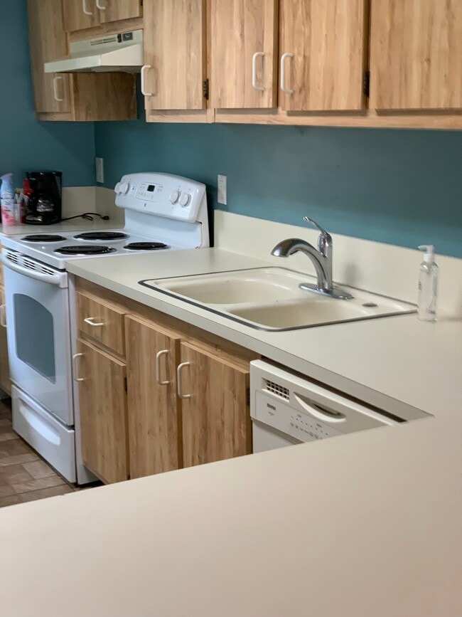 Kitchen - 201 International Dr