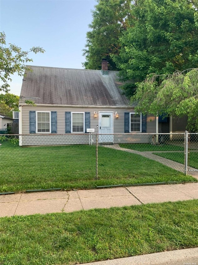 106 Balsam Ln, Levittown, NY 11756 House for Rent in Levittown, NY