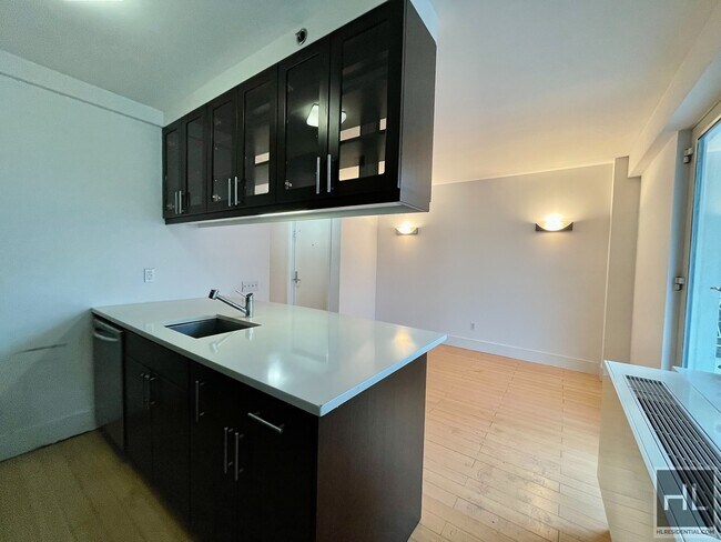 Building Photo - Gorgeous 2 bed, 2 bath duplex with 3 priva...