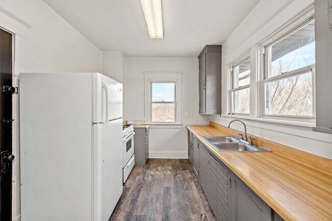 Building Photo - 1024 Steuben St