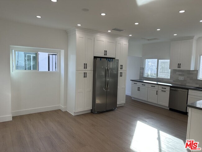 Foto del edificio - 1862 W 25th St