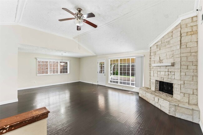 Foto del edificio - 3415 Honey Creek Dr