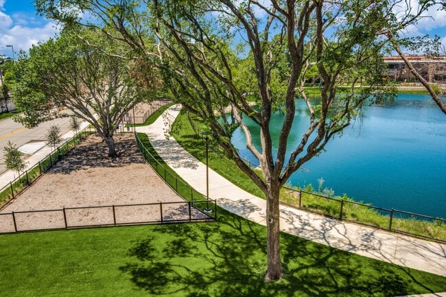 Foto del edificio - Midway Urban Village