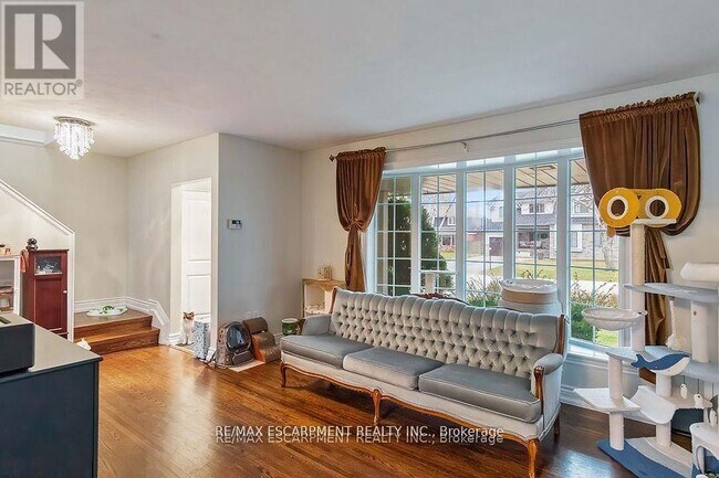 Building Photo - 561 Wingrove Crescent