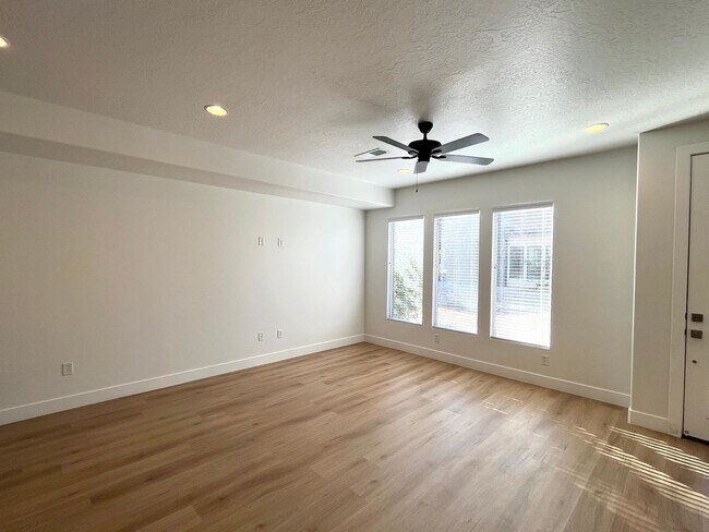 Foto del edificio - Townhome in Woodland Estates - Pool Access