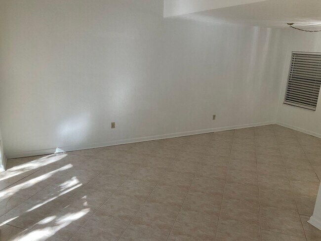 Building Photo - Great Unit In Green Leaf
