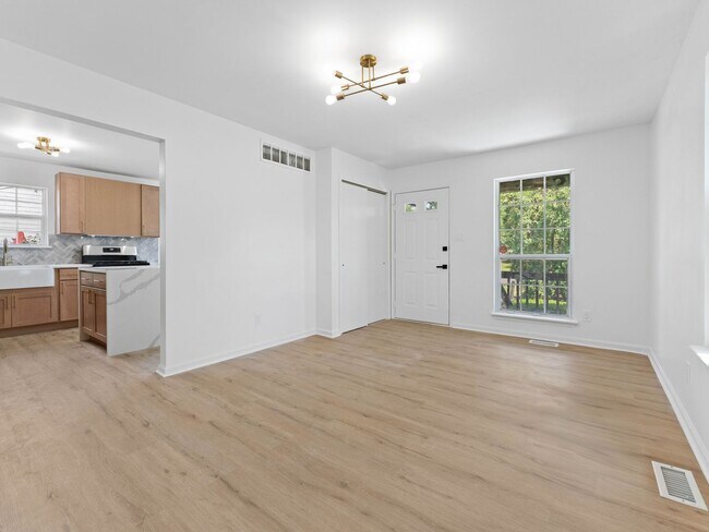 Foto del edificio - Fully Renovated 3-Bedroom Home with Designer Kitchen, Large Deck & Central Air in Pennsauken