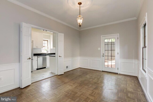 Foto del edificio - 3921 Watson Pl NW