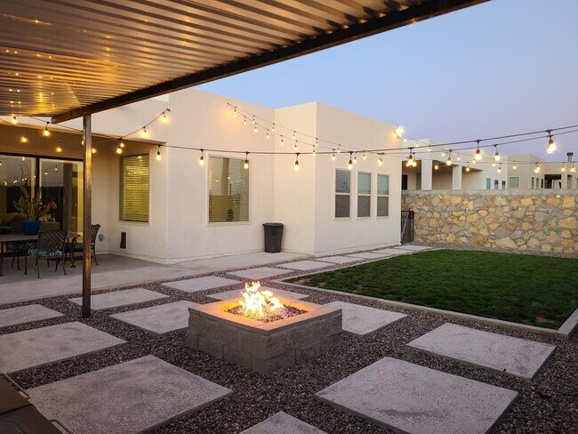 Foto del edificio - 13432 Emerald Rose Ct