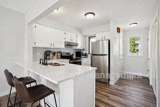 Building Photo - 743 Westwinds Dr
