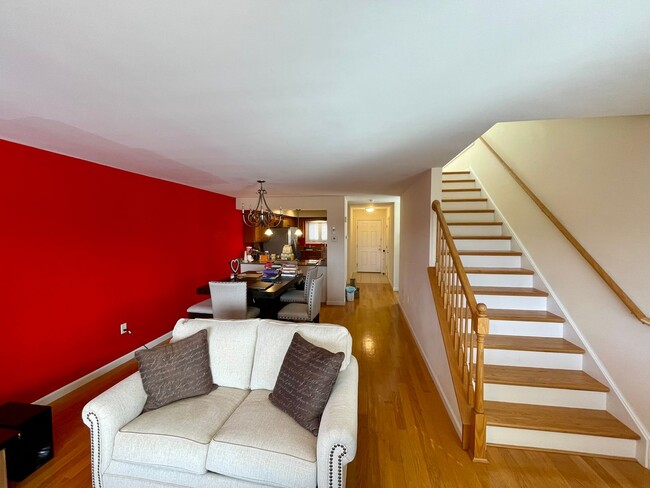 Foto del edificio - Multi-Level 2-Bedroom Condo in New London!