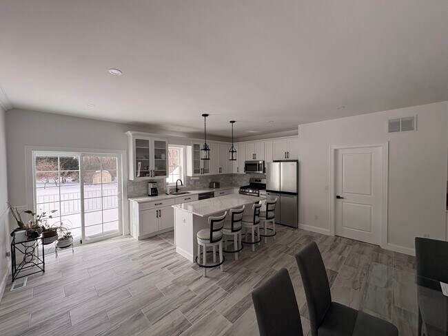 Building Photo - 724 Holmdel Rd