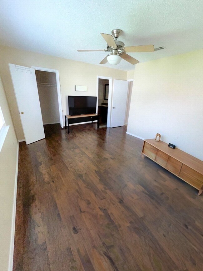 Main bedroom with bathroom - 1917 Killington Dr