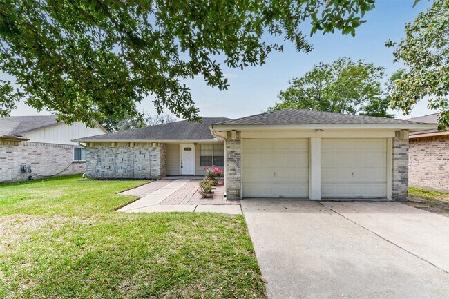 Foto del edificio - 13323 Piney Oaks Dr