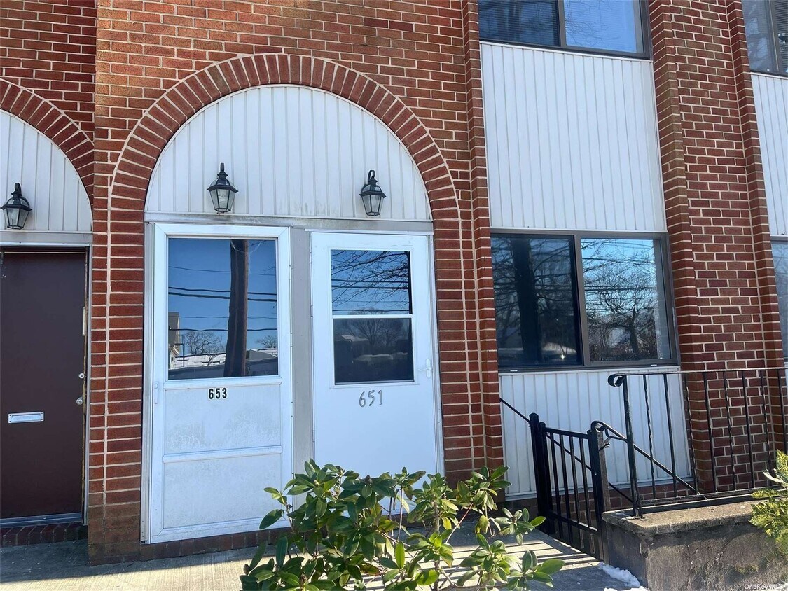 Primary Photo - 651 Chestnut St