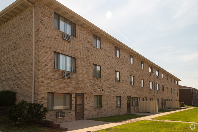 Building Photo - N114W15846 Sylvan Cir