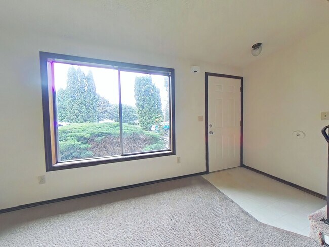 Building Photo - 2 Bedroom 4-Plex ~ South Corvallis ~ Small...