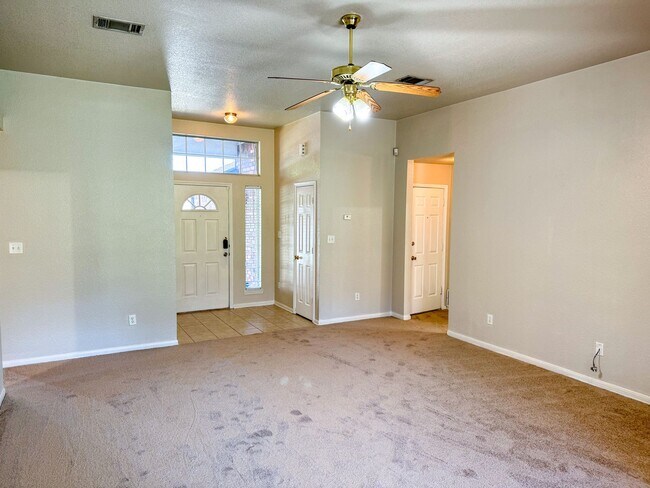 Foto del edificio - This beautiful 3 bedroom 2 bath home, is l...