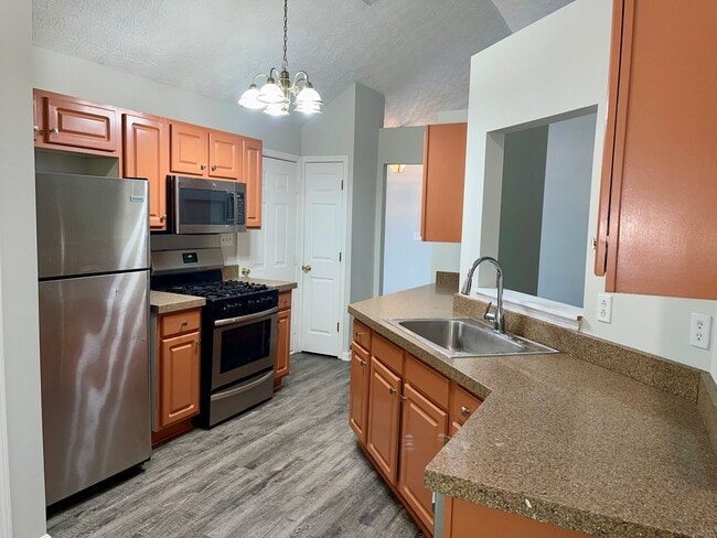 Building Photo - 3 Bedroom/2 Bath Ranch home With NO Carpet!