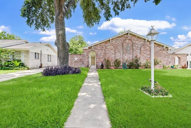 Building Photo - Charming 3-Bedroom Home in Huntington Vill...