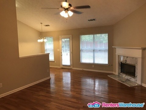 Building Photo - 2396 Hillvale Cir