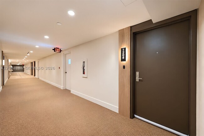 Building Photo - 801 N Venetian Dr