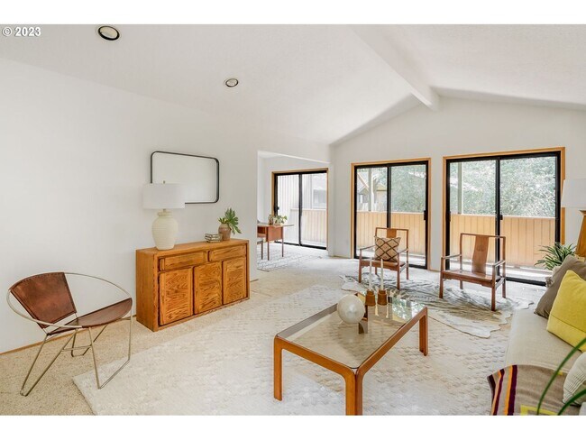 Foto del edificio - 2Bd/2Ba Second Floor Condo in SE with Washer & Dryer, 2 Car Dethatched Garage and a Serene Courty...