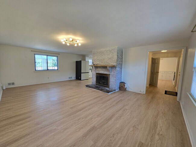 Building Photo - 454 Colonial Dr
