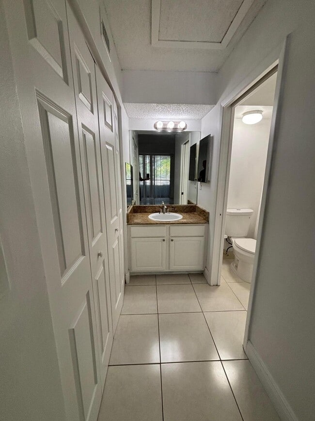 Foto del edificio - 811 Lyons Rd