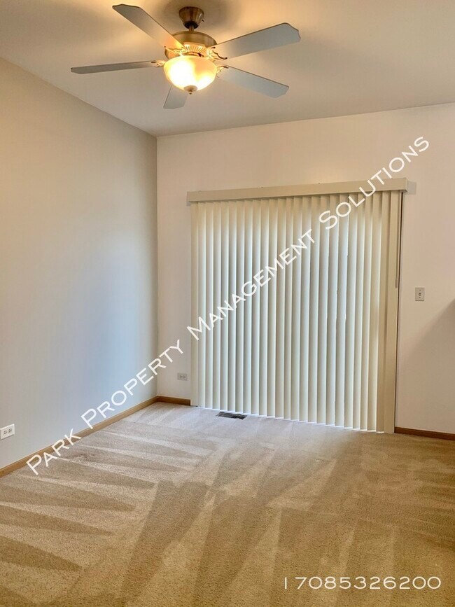 Building Photo - 2 Bedroom Townhome - Easy Access to I88