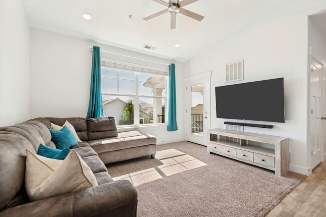 Vaulted Ceilings - 12992 S Tortola Dr