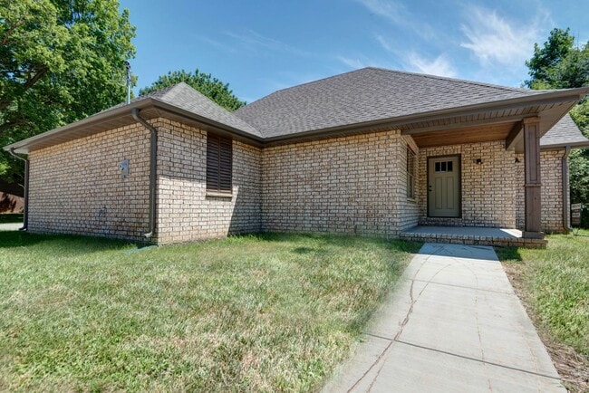 Building Photo - Gorgeous and Upscale Home Available Now!