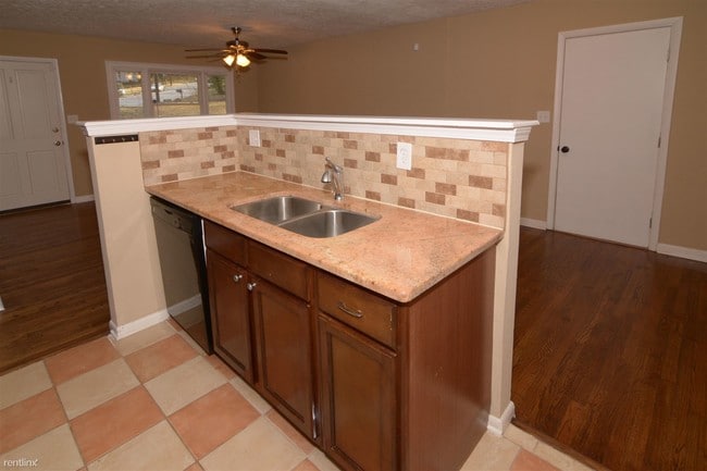 Building Photo - 3 br, 1.5 bath House - 2459 Rockcliff Road