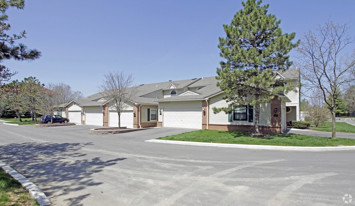 Walnut Woods Condominiums Apartments West Bloomfield, MI