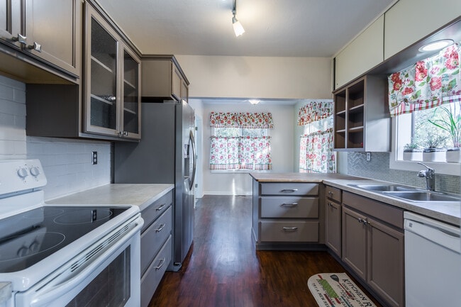 Building Photo - 2624 Columbia Blvd