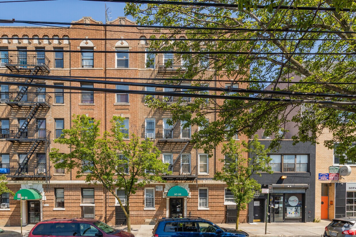 Building Photo - 3735 Crescent St
