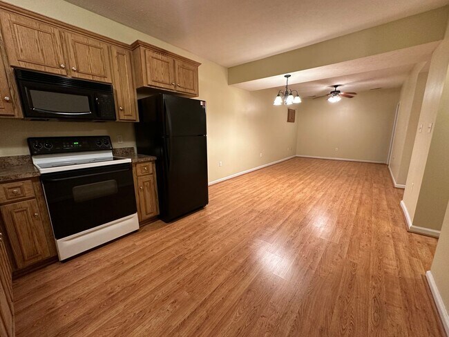 Foto del edificio - Spacious 2 bedroom 1 bath basement level apartment