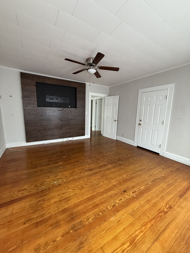 Primary Photo - 158 Forest St