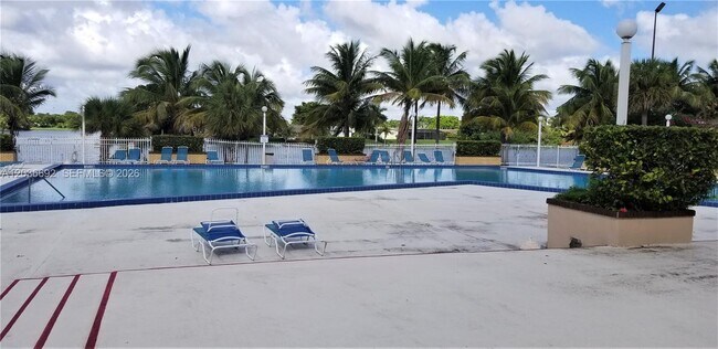 Foto del edificio - 14201 N Kendall Dr