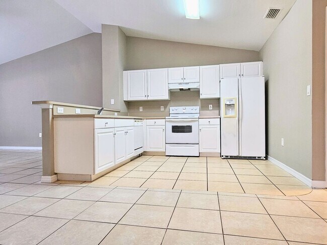 Foto del edificio - 3 BR / 2 BA Duplex Conveniently Located in...