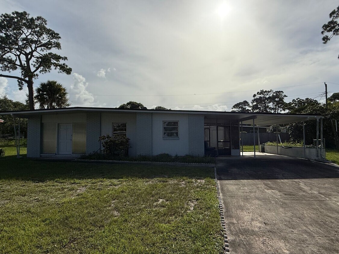 Foto principal - 3 bed 2 bath house with 1200 sf. end of ci...