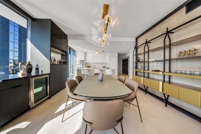 Foto del edificio - 700 NE 24th St