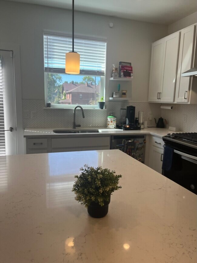 Foto del edificio - 1730 N Alley 1750 E