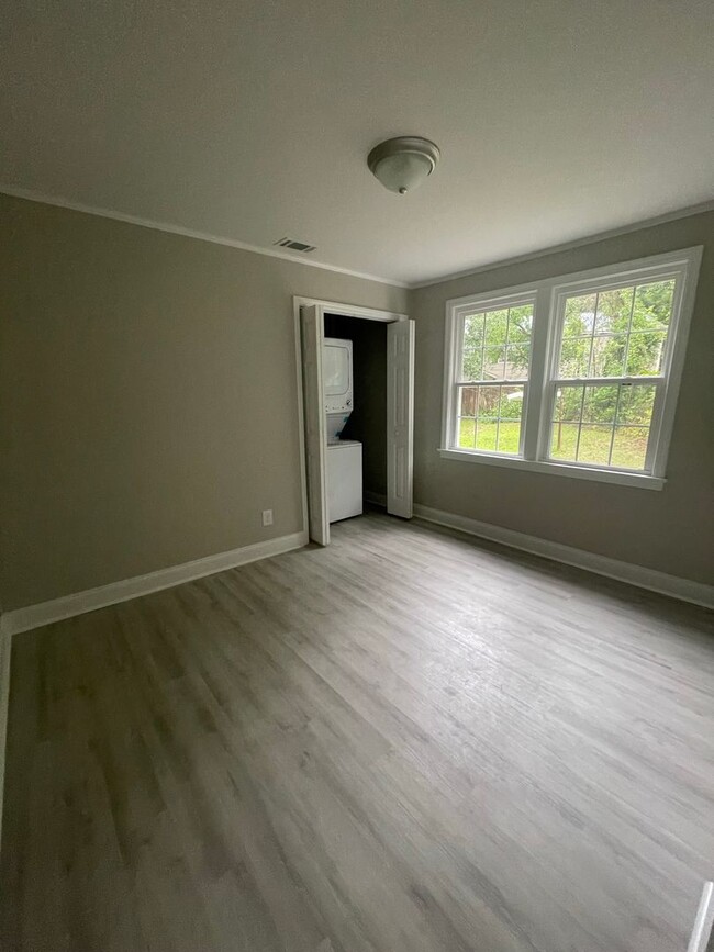 Building Photo - Completely renovated 2 bedroom in desirabl...