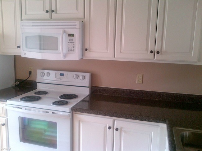 Building Photo - 5 br, 2.5 bath Townhome - 414 E Varsity Ln