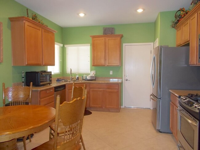 Building Photo - Fully furnished 3-bedroom, 2.5-bath home a...