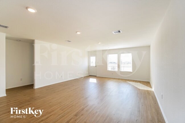 Foto del edificio - 508 Maple Bnd Ln