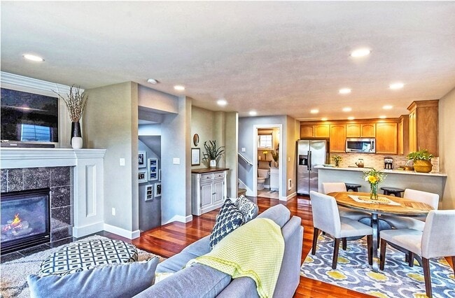 Building Photo - Live Between Lake Washington and Downtown Seattle, The Best of Both Worlds!
